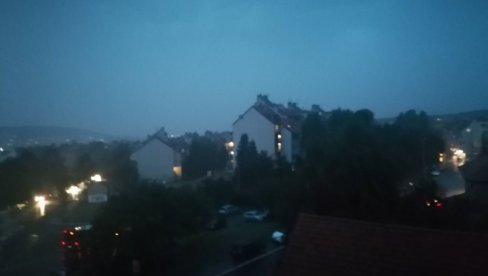 NEVREME VEĆ STIGLO U BEOGRAD: Deo prestonice bez struje, drveće pada, sevaju munje i gromovi tuku (VIDEO) NEVREME VEĆ STIGLO U BEOGRAD: Deo prestonice bez struje, drveće pada, sevaju munje i gromovi tuku (VIDEO)
