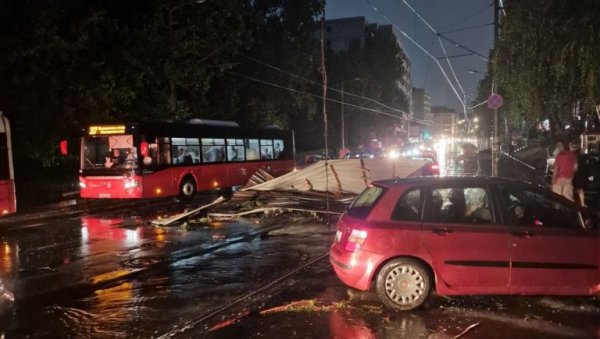 НЕСТАШИЦА И СЛАБ ПРИТИСАК ВОДЕ: Последице јаке олује у Београду НЕСТАШИЦА И СЛАБ ПРИТИСАК ВОДЕ: Последице јаке олује у Београду