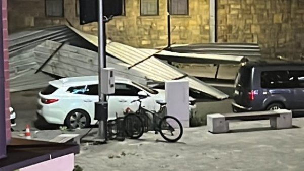 ОЛУЈА ЧУПА МЛАДО ДРВЕЋЕ У КРУШЕВЦУ, ЛЕТИ ЛИМ СА КРОВОВА: Први извештаји, ветар је дувао 85 километара на час (ФОТО/ВИДЕО) ОЛУЈА ЧУПА МЛАДО ДРВЕЋЕ У КРУШЕВЦУ, ЛЕТИ ЛИМ СА КРОВОВА: Први извештаји, ветар је дувао 85 километара на час (ФОТО/ВИДЕО)