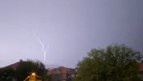 POGLEDAJTE: Trenutak kada je grom udario u Avalski toranj (VIDEO) POGLEDAJTE: Trenutak kada je grom udario u Avalski toranj (VIDEO)