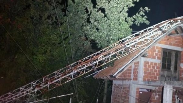 У ОВОМ ГРАДУ ЈОШ НИЈЕ СВЕ ГОТОВО: Предајник висок 35 метара пао на кућу - олуја је направила лом, поново грми и севa (ФОТО/ВИДЕО) У ОВОМ ГРАДУ ЈОШ НИЈЕ СВЕ ГОТОВО: Предајник висок 35 метара пао на кућу - олуја је направила лом, поново грми и севa (ФОТО/ВИДЕО)