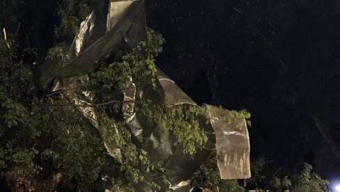 VETAR ODNEO DEO LIMA SA ZGRADE: Oluja napravila haos u Leskovcu VETAR ODNEO DEO LIMA SA ZGRADE: Oluja napravila haos u Leskovcu