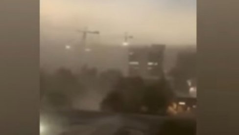 SNIMAK PADA KRANA IZ DRUGOG UGLA: Prizor iz oluje koji ledi krv u žilama (VIDEO) SNIMAK PADA KRANA IZ DRUGOG UGLA: Prizor iz oluje koji ledi krv u žilama (VIDEO)