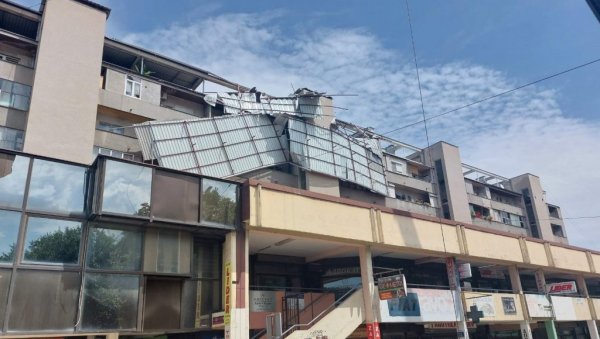 НАЈВЕЋА ОПАСНОСТ ЛИМ СА КРОВОВАА: У Лесковцу отклањају последице олујног невремена (ФОТО) НАЈВЕЋА ОПАСНОСТ ЛИМ СА КРОВОВАА: У Лесковцу отклањају последице олујног невремена (ФОТО)