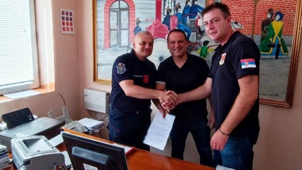 ЗА ВЕЛИКО АНГАЖОВАЊЕ У НЕДАВНИМ ПОПЛАВАМА: Признање за Добровољно ватрогасно друштво у Параћину ЗА ВЕЛИКО АНГАЖОВАЊЕ У НЕДАВНИМ ПОПЛАВАМА: Признање за Добровољно ватрогасно друштво у Параћину
