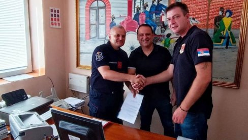 ZA VELIKO ANGAŽOVANJE U NEDAVNIM POPLAVAMA: Priznanje za Dobrovoljno vatrogasno društvo u Paraćinu ZA VELIKO ANGAŽOVANJE U NEDAVNIM POPLAVAMA: Priznanje za Dobrovoljno vatrogasno društvo u Paraćinu
