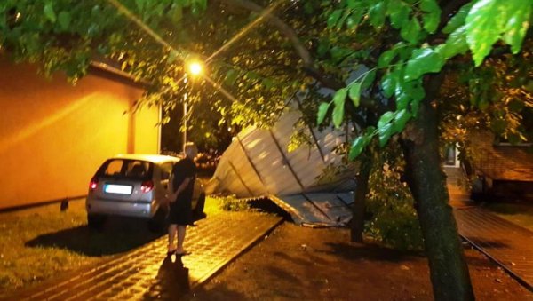У ПАРАЋИНУ ОЛУЈА БЕЗ ВЕЛИКИХ ПОСЛЕДИЦА: Однети делови лимених кровова са две зграде (ФОТО) У ПАРАЋИНУ ОЛУЈА БЕЗ ВЕЛИКИХ ПОСЛЕДИЦА: Однети делови лимених кровова са две зграде (ФОТО)