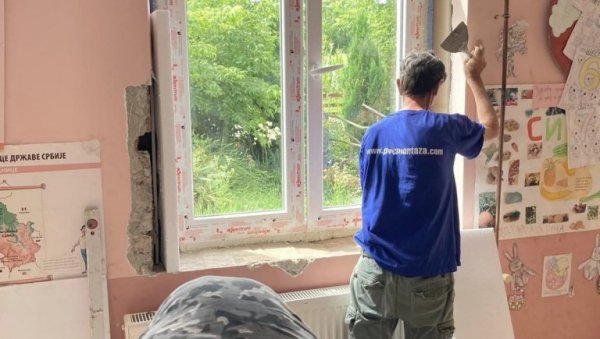 ЗАМЕНА СТОЛАРИЈЕ: Код Рековца обављају школу и дом здравља (ФОТО) ЗАМЕНА СТОЛАРИЈЕ: Код Рековца обављају школу и дом здравља (ФОТО)