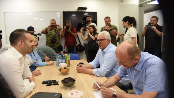 СРБИМА ОДШКРИНУТА ВРАТА? Мандић и Кнежевић разговарали са Милојком Спајићем о власти у Црној Гори СРБИМА ОДШКРИНУТА ВРАТА? Мандић и Кнежевић разговарали са Милојком Спајићем о власти у Црној Гори