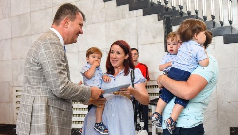 U SVOM DOMU SREĆA JE NAJVEĆA:U Vojvodini 207 višečlanih porodica dobilo novac za kuće ili stanove U SVOM DOMU SREĆA JE NAJVEĆA:U Vojvodini 207 višečlanih porodica dobilo novac za kuće ili stanove