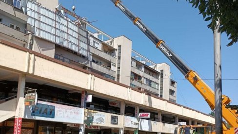 DIZALICOM UKLANJAJU LIM KOJI VISI SA ZGRADE: Olujni vetar oborio limenu konstrukciju sa terase stambenog bloka u Leskovcu DIZALICOM UKLANJAJU LIM KOJI VISI SA ZGRADE: Olujni vetar oborio limenu konstrukciju sa terase stambenog bloka u Leskovcu