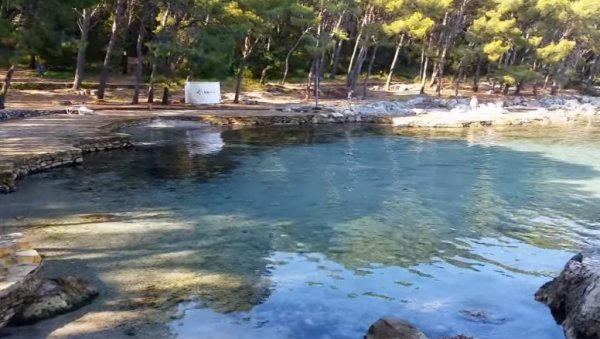 УЖАС У ХРВАТСКОЈ: Море пуно фекалија (ФОТО) УЖАС У ХРВАТСКОЈ: Море пуно фекалија (ФОТО)