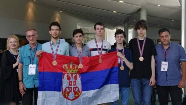 РАЗБИЛИ СУ ФИЗИКУ И ДОНЕЛИ ПЕТ МЕДАЉА: Велики успех гимназијалаца из Србије на Светској олимпијади из физике у Јапану РАЗБИЛИ СУ ФИЗИКУ И ДОНЕЛИ ПЕТ МЕДАЉА: Велики успех гимназијалаца из Србије на Светској олимпијади из физике у Јапану