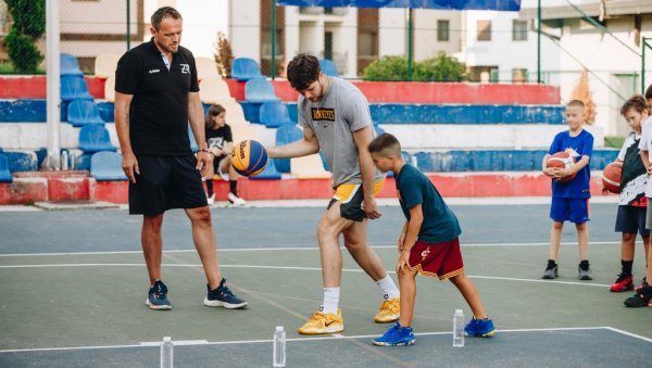 ФОНДАЦИЈА МОЗЗАРТ ОСТВАРУЈЕ СНОВЕ МЛАДИХ КОШАРКАША: Будући асови на Златибору уче финте од чувеног Ребраче ФОНДАЦИЈА МОЗЗАРТ ОСТВАРУЈЕ СНОВЕ МЛАДИХ КОШАРКАША: Будући асови на Златибору уче финте од чувеног Ребраче
