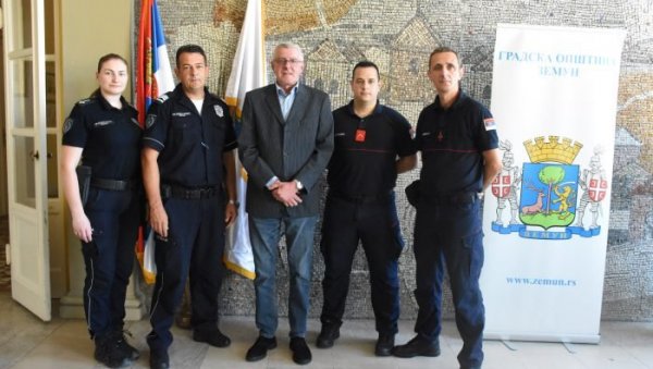 ПРИЗНАЊА СТОЈЧИЋУ И РАДИВОЈЕВИЋУ: У Општини Земун уручене награде најбољем полицајцу и ватрогасцу ПРИЗНАЊА СТОЈЧИЋУ И РАДИВОЈЕВИЋУ: У Општини Земун уручене награде најбољем полицајцу и ватрогасцу