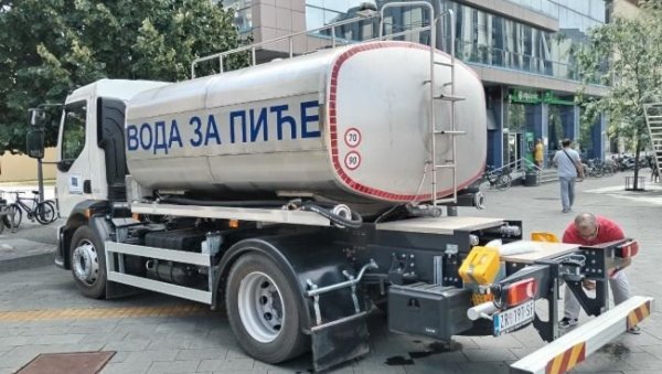 БОРБА ПРОТИВ ВРУЋИНА: Цистерна са пијаћом водом у центру Зрењанина (ФОТО)