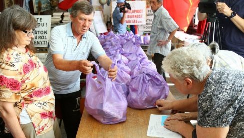 DOBILI POMOĆ U HRANI: Solidarnost podelilo pakete najsiromašnijim Subotičanima DOBILI POMOĆ U HRANI: Solidarnost podelilo pakete najsiromašnijim Subotičanima