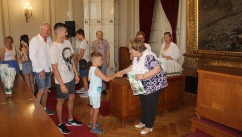 BRATSTVO MAĐARSKOG I SRPSKOG GRADA: Đaci iz Kišpešte u poseti Somboru BRATSTVO MAĐARSKOG I SRPSKOG GRADA: Đaci iz Kišpešte u poseti Somboru