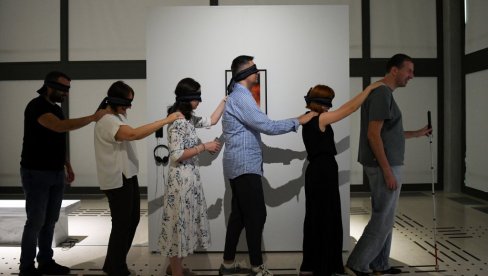 VOĐENJE NA NEVIĐENO KROZ PLAVU IZLOŽBU U MSUB: Umetnost doživljena dodirom, sluhom, mirisom... VOĐENJE NA NEVIĐENO KROZ PLAVU IZLOŽBU U MSUB: Umetnost doživljena dodirom, sluhom, mirisom...