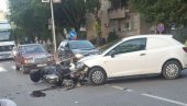 VOZAČ POVREĐEN, A MOTOR UNIŠTEN: Saobraćajna nesreća u centru Loznice VOZAČ POVREĐEN, A MOTOR UNIŠTEN: Saobraćajna nesreća u centru Loznice