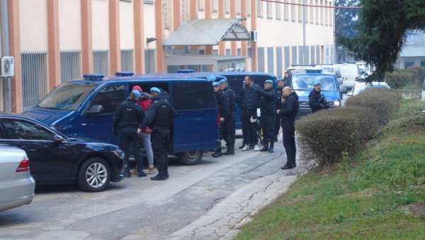 МИЛИОН КМ КОД ПОЛИЦАЈЦА: Као радник ДКПТ проналазио људе који су конкурисали за посао и од њих тражио новац МИЛИОН КМ КОД ПОЛИЦАЈЦА: Као радник ДКПТ проналазио људе који су конкурисали за посао и од њих тражио новац