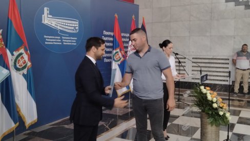 OPREMA VOćE OD NEPOGODA ŠTITI: Poljoprivrednicima u Vojvodini novi paket podrške od Pokrajine OPREMA VOćE OD NEPOGODA ŠTITI: Poljoprivrednicima u Vojvodini novi paket podrške od Pokrajine