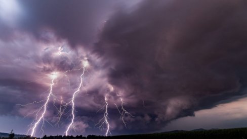 OPET NAM STIŽU SUPERĆELIJSKE OLUJE Poznati meteorolog otkrio: Ovo će nam se dešavati u narednim danima