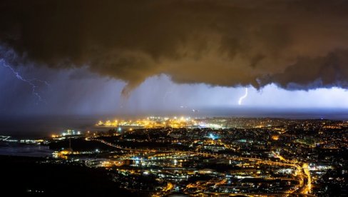 OVDE MOŽETE PRATITI UŽIVO KAKO SE KREĆE SUPERĆELIJSKA OLUJA: Jake nepogode tutnje ka Srbiji