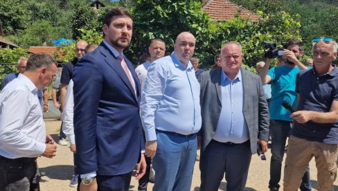 ГРАЂАНИМА ОБЕЋАО ПОМОЋ ДРЖАВЕ: Министар Ђерлек обишао подручје погођено поплавама ГРАЂАНИМА ОБЕЋАО ПОМОЋ ДРЖАВЕ: Министар Ђерлек обишао подручје погођено поплавама