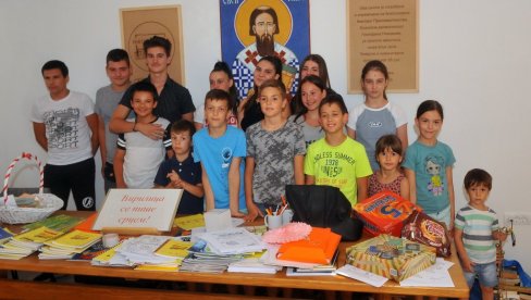 ШКОЛУ СРПСКОГ ЈЕЗИКА У ЂЕВРСКАМА ПОХАЂА 36 МАЛИШАНА: Чувају искру српства ШКОЛУ СРПСКОГ ЈЕЗИКА У ЂЕВРСКАМА ПОХАЂА 36 МАЛИШАНА: Чувају искру српства