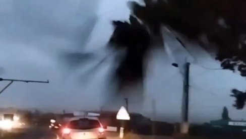 VRIŠTANJE I LOMLJAVA STAKLA: Dramatičan snimak iz Beograda - nevreme je stiglo (VIDEO) VRIŠTANJE I LOMLJAVA STAKLA: Dramatičan snimak iz Beograda - nevreme je stiglo (VIDEO)