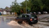 ПОПЛАВЉЕНЕ УЛИЦЕ, ПАРАЛИСАНИ ДЕЛОВИ ГРАДА: Невреме стигло и у Суботицу ПОПЛАВЉЕНЕ УЛИЦЕ, ПАРАЛИСАНИ ДЕЛОВИ ГРАДА: Невреме стигло и у Суботицу