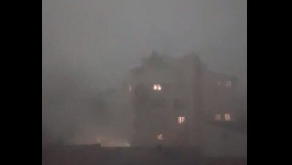 ВЕТАР ОДНЕО КРОВ, ДЕО ГРАДА БЕЗ СТРУЈЕ: Стравично невреме погодило Нови Сад (ВИДЕО) ВЕТАР ОДНЕО КРОВ, ДЕО ГРАДА БЕЗ СТРУЈЕ: Стравично невреме погодило Нови Сад (ВИДЕО)