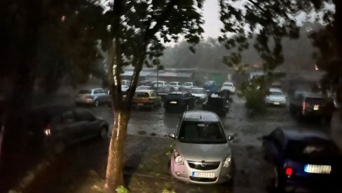 ОЛУЈНИ ВЕТАР И КИША У ЗРЕЊАНИНУ: Олујни ветар и киша ломе гране са дрвећа (ВИДЕО) ОЛУЈНИ ВЕТАР И КИША У ЗРЕЊАНИНУ: Олујни ветар и киша ломе гране са дрвећа (ВИДЕО)
