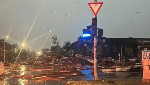 DRVO PALO NA TAKSI VOZILO: Deca zarobljena - brza akcija spasilaca u Novom Sadu DRVO PALO NA TAKSI VOZILO: Deca zarobljena - brza akcija spasilaca u Novom Sadu