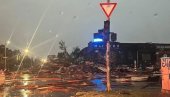 DRVO PALO NA TAKSI VOZILO: Deca zarobljena - brza akcija spasilaca u Novom Sadu DRVO PALO NA TAKSI VOZILO: Deca zarobljena - brza akcija spasilaca u Novom Sadu