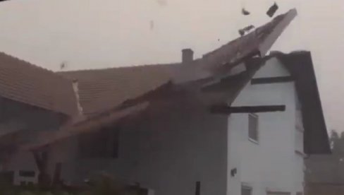KAO DA JE OD PAPIRA: Vetar odneo krov sa kuće, stravični prizori iz Novog Sada (VIDEO) KAO DA JE OD PAPIRA: Vetar odneo krov sa kuće, stravični prizori iz Novog Sada (VIDEO)
