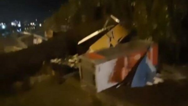 ДРВО ПАЛО НА ТРАФИКУ: Позната судбина заробљене жене (ВИДЕО) ДРВО ПАЛО НА ТРАФИКУ: Позната судбина заробљене жене (ВИДЕО)
