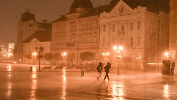 НОВИ САД И ВЕЧЕРАС НА УДАРУ НЕВРЕМЕНА: До сада запримљено више од 2.200 пријава након олуја у јулу НОВИ САД И ВЕЧЕРАС НА УДАРУ НЕВРЕМЕНА: До сада запримљено више од 2.200 пријава након олуја у јулу