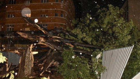 TUŽNI PRIZORI NA ULICAMA: Oluja opustošila Srpsku Atinu, evo kako izgleda posle stravičnog nevremena (FOTO)