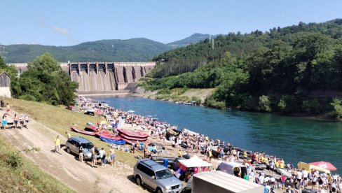 SPUST DUG 24 KILOMETRA: Počinje 29. Drinska regata SPUST DUG 24 KILOMETRA: Počinje 29. Drinska regata