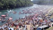 KARNEVAL DRINU OPASAO: Tradicionalni, veliki spust od Perućca do Rogačice (VIDEO) KARNEVAL DRINU OPASAO: Tradicionalni, veliki spust od Perućca do Rogačice (VIDEO)