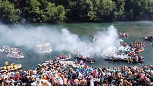 PRELEPE SLIKE - NAROD SE OKUPIO NA DRINI: Počela čuvena regata (FOTO)