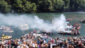 ПРЕЛЕПЕ СЛИКЕ - НАРОД СЕ ОКУПИО НА ДРИНИ: Почела чувена регата (ФОТО) ПРЕЛЕПЕ СЛИКЕ - НАРОД СЕ ОКУПИО НА ДРИНИ: Почела чувена регата (ФОТО)