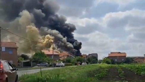 ДВОЈЕ ПОВРЕЂЕНО У ПОЖАРУ У ЗЕМУНУ: Црни дим прекрио небо (ВИДЕО)