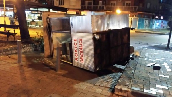 ЕМПАТИЈА ИПАК ПОСТОЈИ: Параћинци прикупљају новац за обнову деда Шабановог киоска, уништеног у олуји (ФОТО) ЕМПАТИЈА ИПАК ПОСТОЈИ: Параћинци прикупљају новац за обнову деда Шабановог киоска, уништеног у олуји (ФОТО)