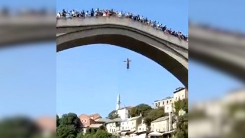 ZASTRAŠUJUĆI SNIMAK IZ MOSTARA: Izbegnuta tragedija tokom skakanja sa mosta - ljudi vrištali sa zemlje (VIDEO)