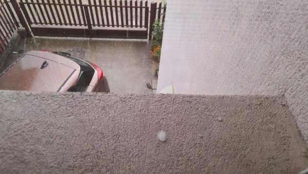 ПАДАО ГРАД ВЕЛИЧИНЕ ЛЕШНИКА: Краткотрајно невреме захватило и Лесковац ПАДАО ГРАД ВЕЛИЧИНЕ ЛЕШНИКА: Краткотрајно невреме захватило и Лесковац
