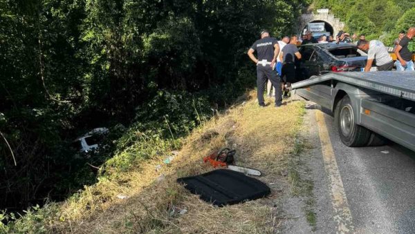ИМА МРТВИХ, ПОВРЕЂЕНА И ДЕЦА: Тешка саобраћајна несрећа на путу Нова Варош - Пријепоље, два аутомобила завршила у реци (ФОТО/ВИДЕО) ИМА МРТВИХ, ПОВРЕЂЕНА И ДЕЦА: Тешка саобраћајна несрећа на путу Нова Варош - Пријепоље, два аутомобила завршила у реци (ФОТО/ВИДЕО)