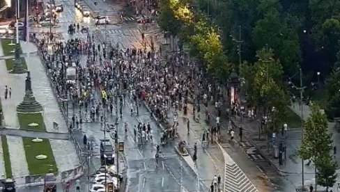 ЗАВРШЕН ПРОТЕСТ ПРОЗАПАДНЕ ОПОЗИЦИЈЕ: Учесници протеста се разишли након окупљања испред РТС (ФОТО)